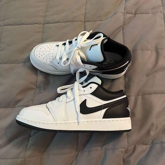 Nike Youth Air Jordan 1 Low Lace Up Athletic Sneaker Shoes White Black Size 5.5Y